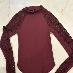 FREE PEOPLE. NWOT Burgundy/wine colored lace sleeve women’s top, size medium